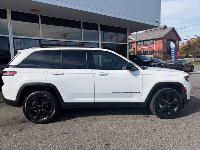 Used 2023 Jeep Grand Cherokee Altitude AWD/4WD image 11