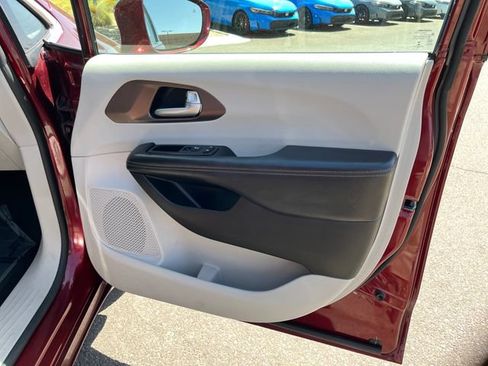 Used 2019 Chrysler Pacifica Touring-L FWD image 13
