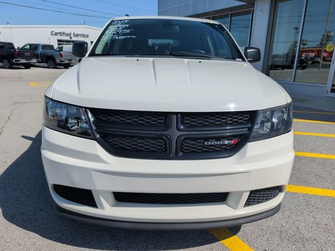 Used 2018 Dodge Journey SE w/ Connectivity Group FWD image 2