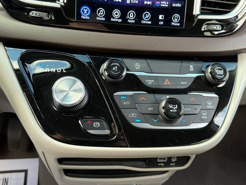 Used 2017 Chrysler Pacifica Touring Plus w/ Tire & Wheel Group image 19