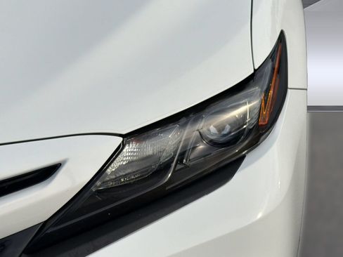 Used 2022 Toyota Camry SE FWD image 11