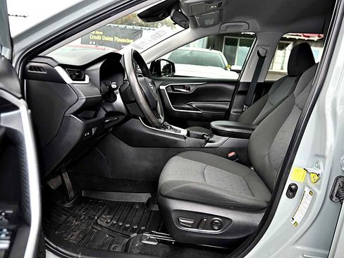 Used 2022 Toyota RAV4 XLE FWD image 16
