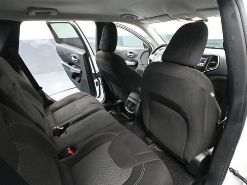 Used 2019 Jeep Cherokee Latitude w/ Popular Appearance Group image 42