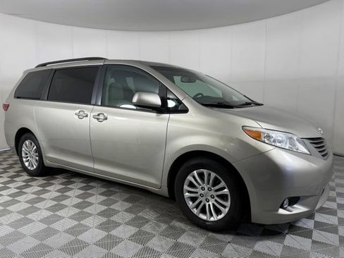 Used 2017 Toyota Sienna XLE Premium FWD image 10