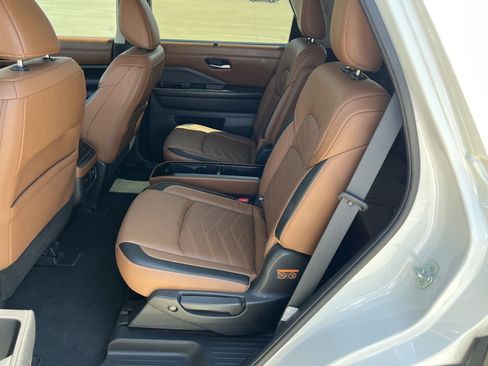 Used 2023 Nissan Pathfinder Platinum AWD/4WD image 12