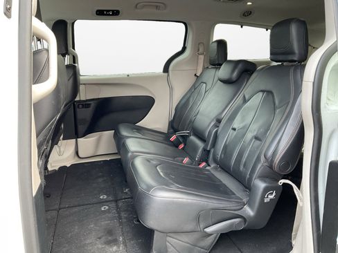 Used 2018 Chrysler Pacifica Touring-L image 13