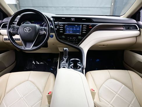 Used 2018 Toyota Camry XLE w/ Four Season Floor Mat Package FWD image 17