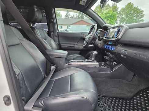 Used 2018 Toyota Tacoma TRD Sport AWD/4WD image 28