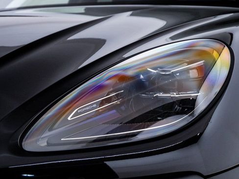 Certified 2025 Porsche Macan image 7