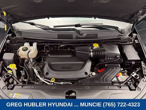 Used 2025 Chrysler Pacifica Limited FWD image 11