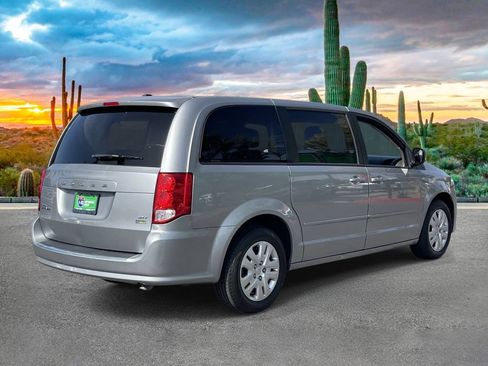 Used 2017 Dodge Grand Caravan SE w/ UConnect Hands-Free Group FWD image 3