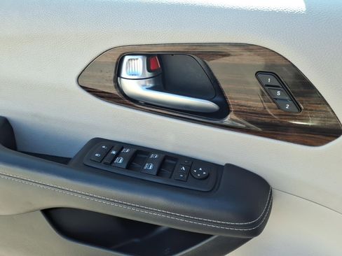 Used 2023 Chrysler Pacifica Limited FWD image 16