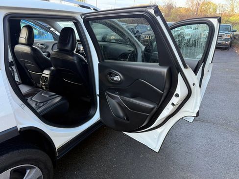 Used 2019 Jeep Cherokee Limited image 19