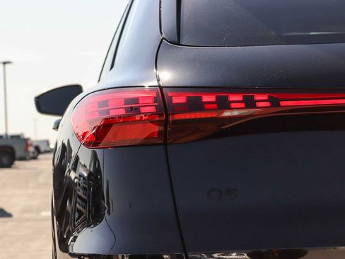 Used 2025 Audi Q5 Premium w/ Convenience Package AWD/4WD image 12
