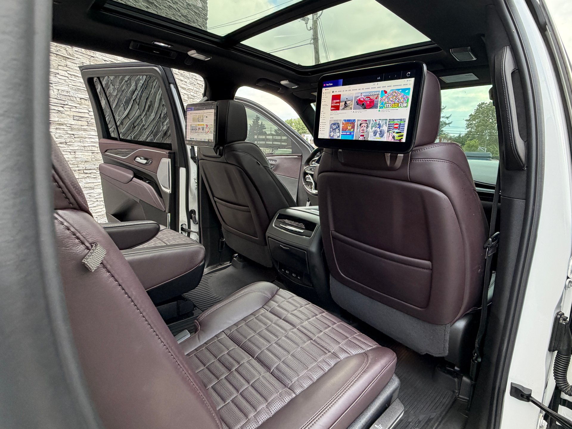 Used 2024 Cadillac Escalade ESV V w/ LPO, ONYX Package AWD/4WD image 23