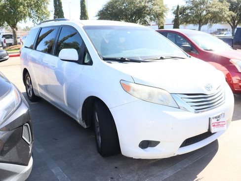 Used 2015 Toyota Sienna LE image 2