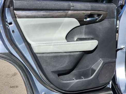 Used 2023 Toyota Highlander Limited image 23