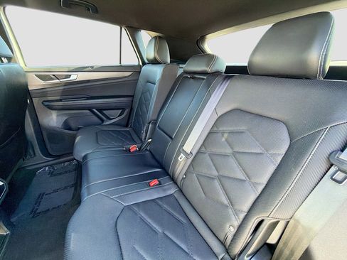 Used 2024 Volkswagen Atlas Cross Sport SE w/ Black Wheel Package image 20