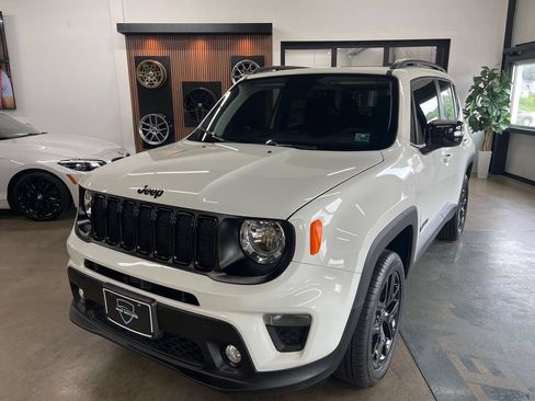 Used 2023 Jeep Renegade Altitude w/ Sun/Sound Group AWD/4WD image 3
