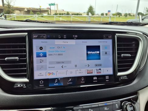 Used 2024 Chrysler Pacifica Touring-L FWD image 19