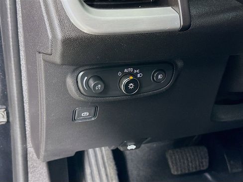 Used 2024 GMC Terrain SLT image 25