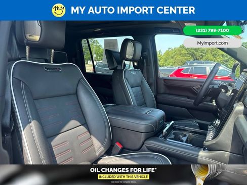 Used 2025 GMC Yukon XL AT4 Ultimate AWD/4WD image 32
