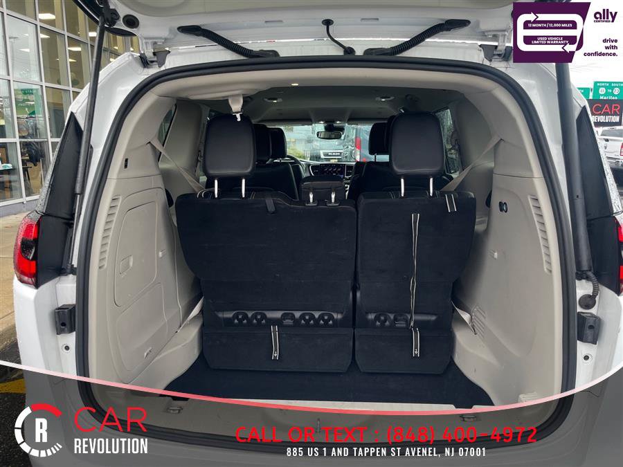 Used 2024 Chrysler Pacifica Limited FWD image 9