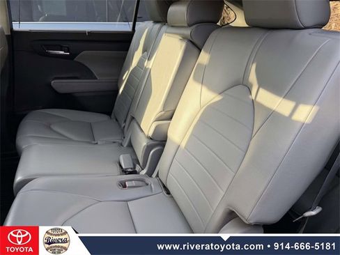 Used 2022 Toyota Highlander XLE image 10