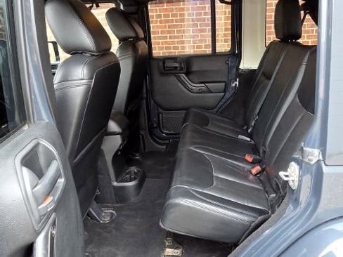 Used 2017 Jeep Wrangler Unlimited Sahara AWD/4WD image 10