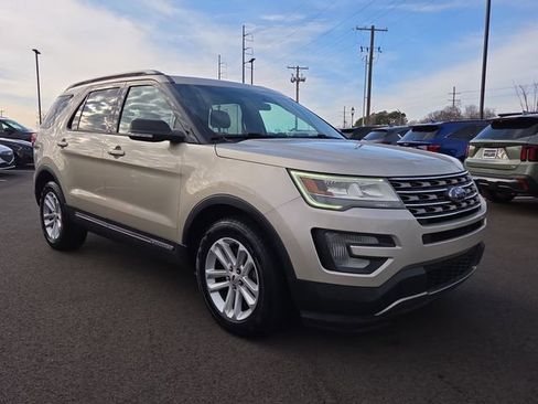 Used 2017 Ford Explorer XLT image 7