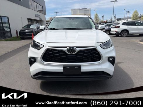 Used 2024 Toyota Highlander LE AWD/4WD image 3