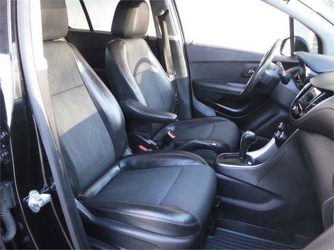 Used 2019 Chevrolet Trax LT w/ LT Convenience Package image 4