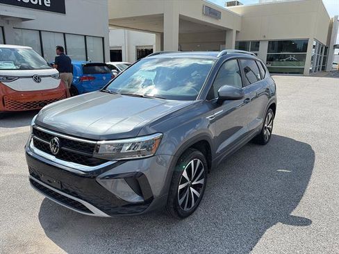 Used 2023 Volkswagen Taos SE image 2