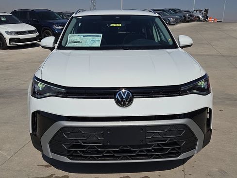 Used 2025 Volkswagen Taos SE FWD image 4