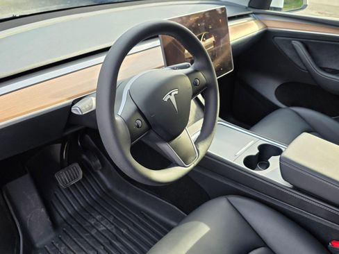 Used 2024 Tesla Model Y Long Range image 9