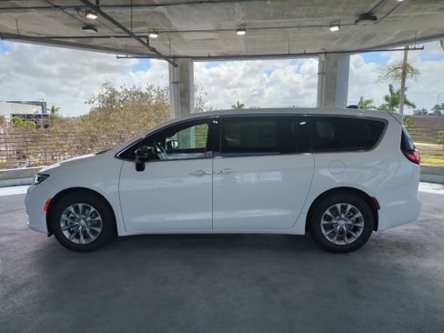 New 2026 Chrysler Pacifica Limited image 8