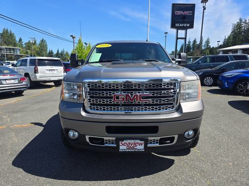 Used 2013 GMC Sierra 2500 Denali w/ Suspension Package, Off-Road AWD/4WD image 2