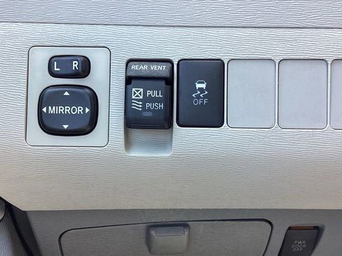 Used 2014 Toyota Sienna XLE image 26