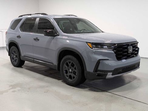 Used 2025 Honda Pilot TrailSport image 6