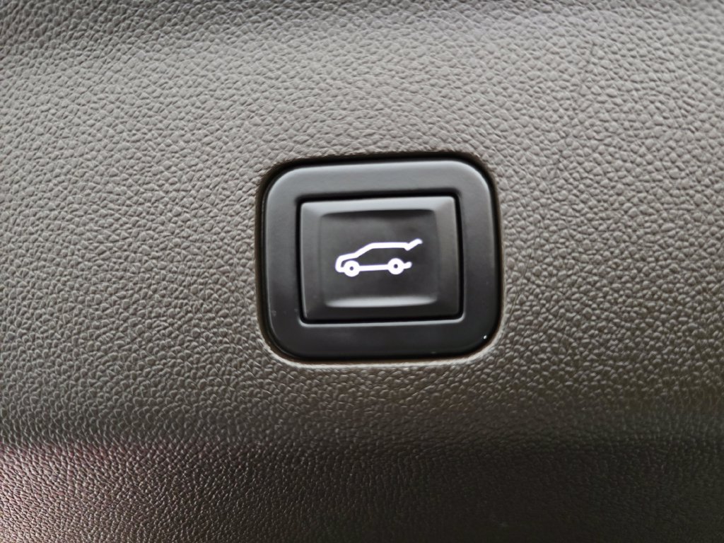 Used 2023 GMC Yukon XL SLT AWD/4WD image 35