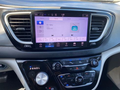 Used 2022 Chrysler Pacifica Touring-L image 16