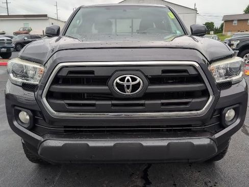 Used 2017 Toyota Tacoma SR5 w/ Tow Package AWD/4WD image 3