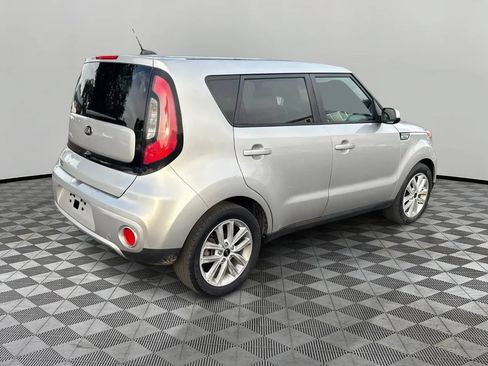 Used 2017 Kia Soul + FWD image 5