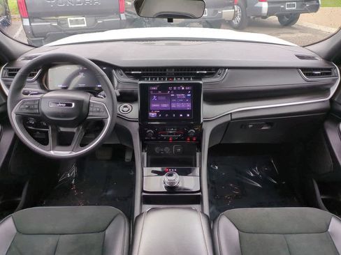 Used 2025 Jeep Grand Cherokee Altitude image 14