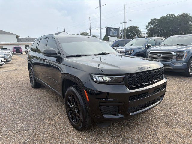 Used 2025 Jeep Grand Cherokee L Altitude RWD image 4