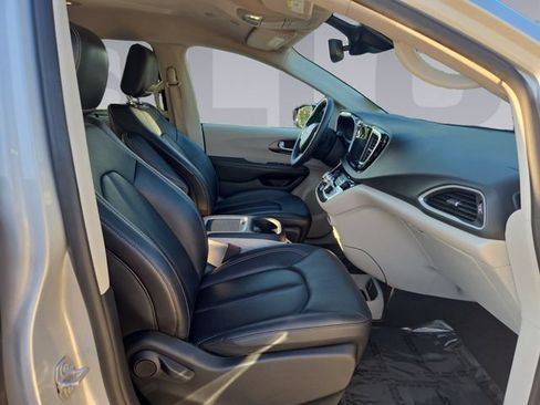 Used 2024 Chrysler Pacifica Touring-L FWD image 17