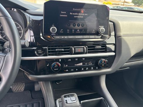 Used 2025 Nissan Pathfinder SV image 17