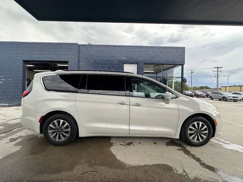 Used 2021 Chrysler Pacifica Touring-L FWD image 9