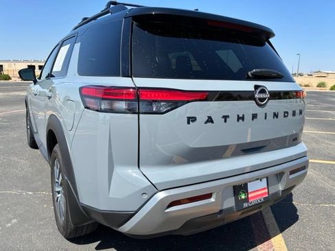 Certified 2024 Nissan Pathfinder SL w/ Black Appearance Package FWD image 4