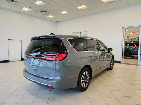 Used 2023 Chrysler Pacifica Touring-L FWD image 3